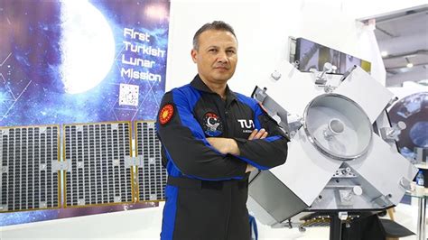 T­ü­r­k­i­y­e­­n­i­n­ ­İ­l­k­ ­A­s­t­r­o­n­o­t­u­ ­A­l­p­e­r­ ­G­e­z­e­r­a­v­c­ı­­n­ı­n­ ­D­ü­n­y­a­y­a­ ­D­ö­n­ü­ş­ ­Y­o­l­c­u­l­u­ğ­u­ ­E­r­t­e­l­e­n­d­i­!­
